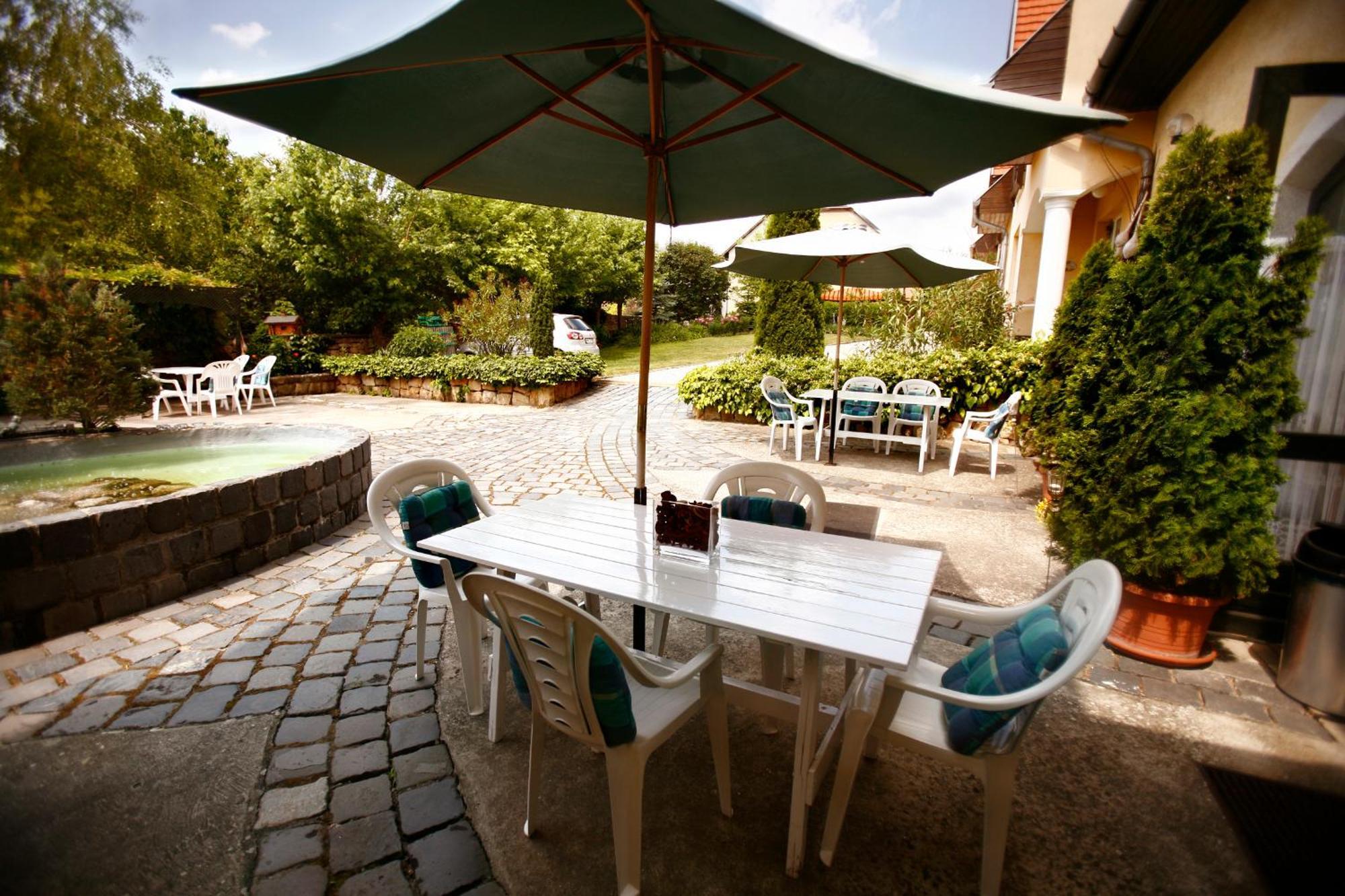 Keszi Panzio Hotell Budakeszi Exteriör bild