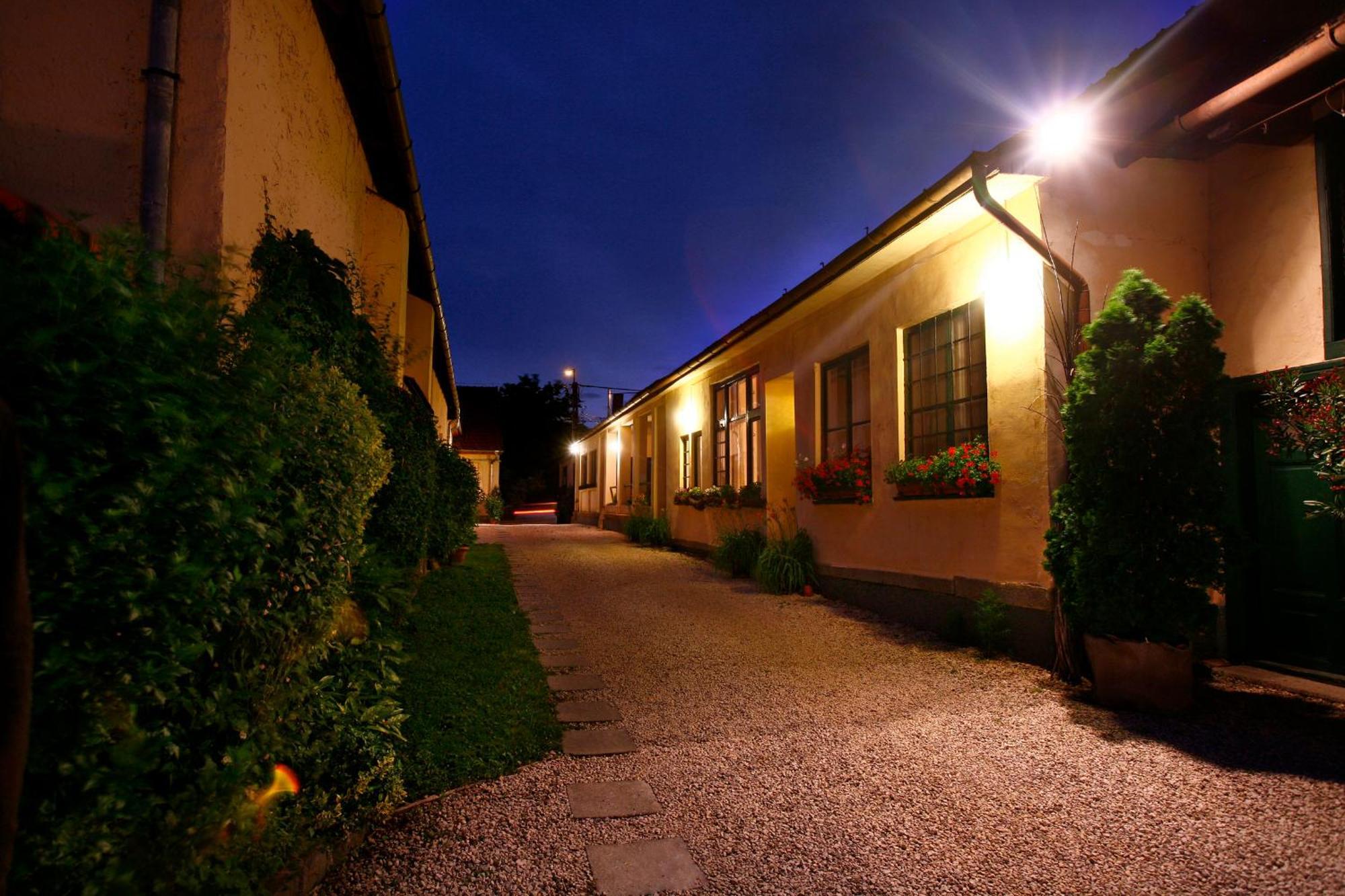 Keszi Panzio Hotell Budakeszi Exteriör bild
