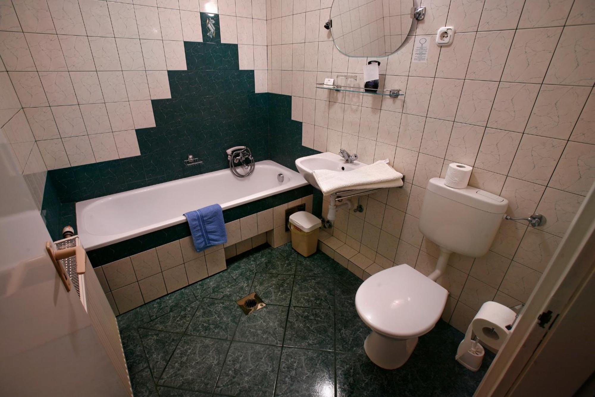 Keszi Panzio Hotell Budakeszi Exteriör bild