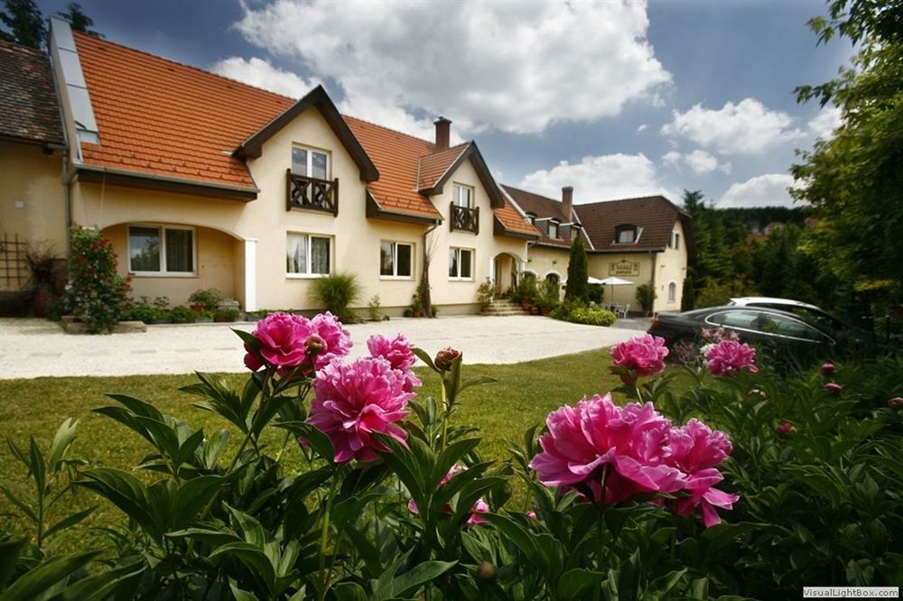 Keszi Panzio Hotell Budakeszi Exteriör bild