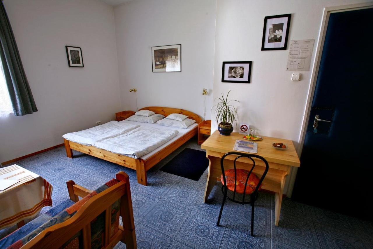 Keszi Panzio Hotell Budakeszi Rum bild